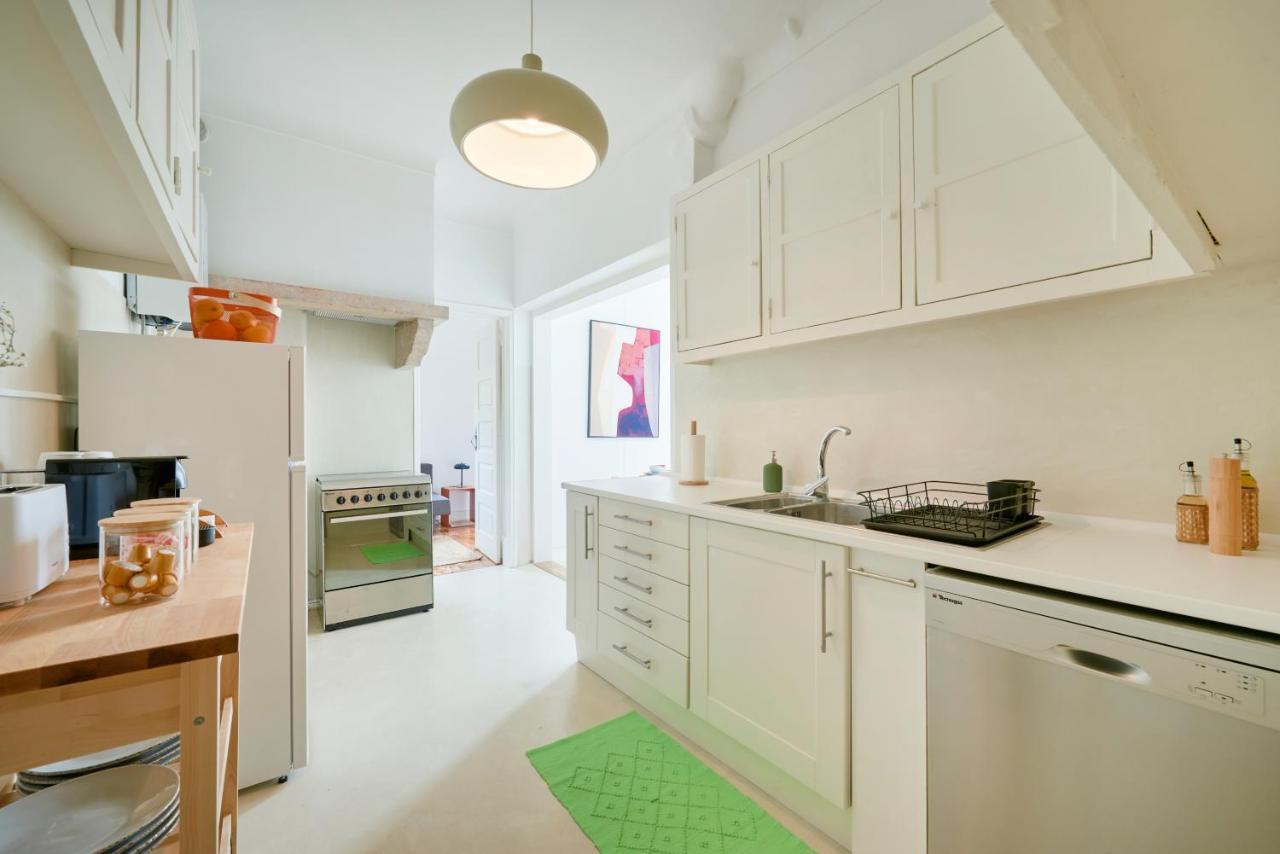 Light-Filled & Renovated Apartment, By Timecooler Лиссабон Экстерьер фото