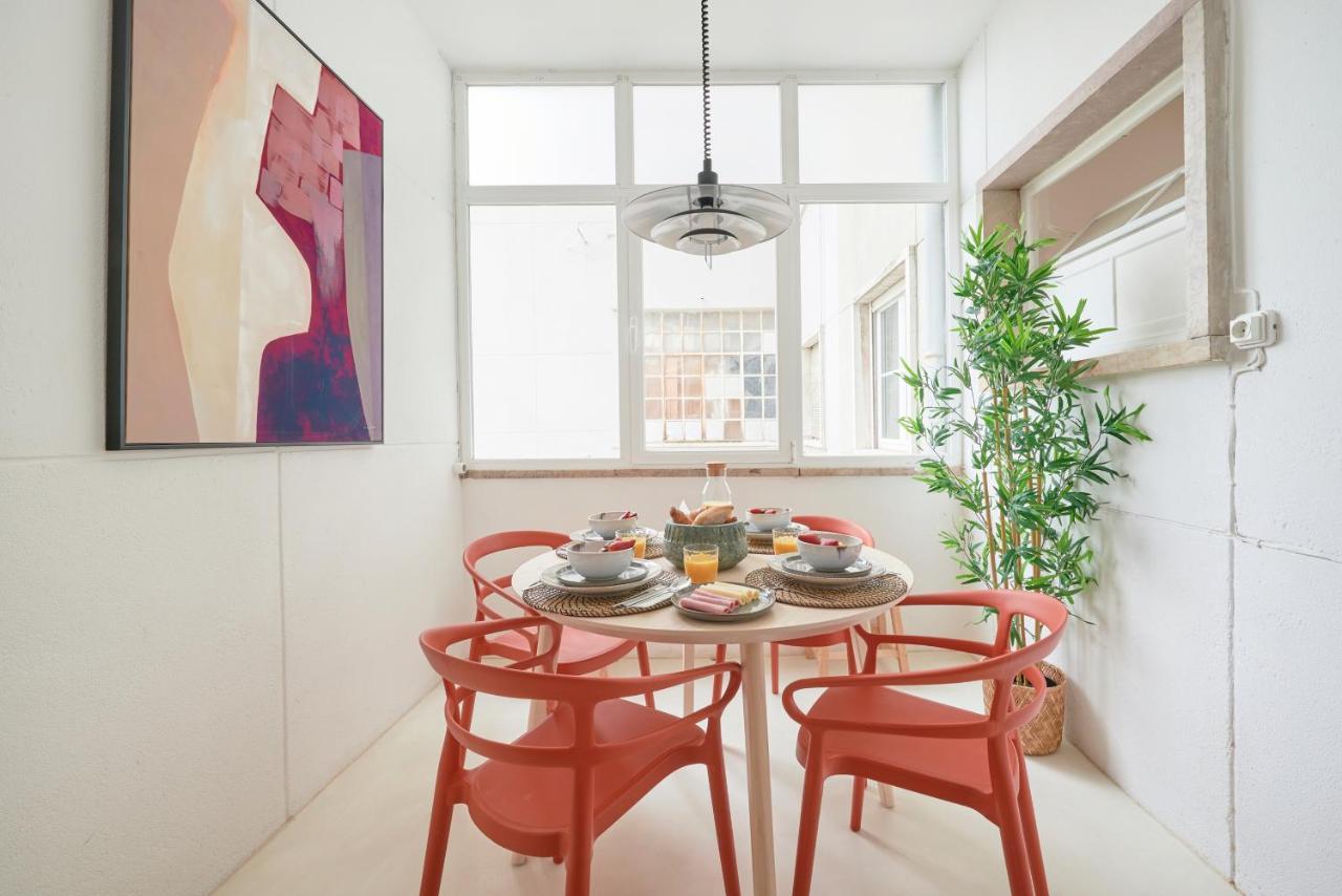 Light-Filled & Renovated Apartment, By Timecooler Лиссабон Экстерьер фото